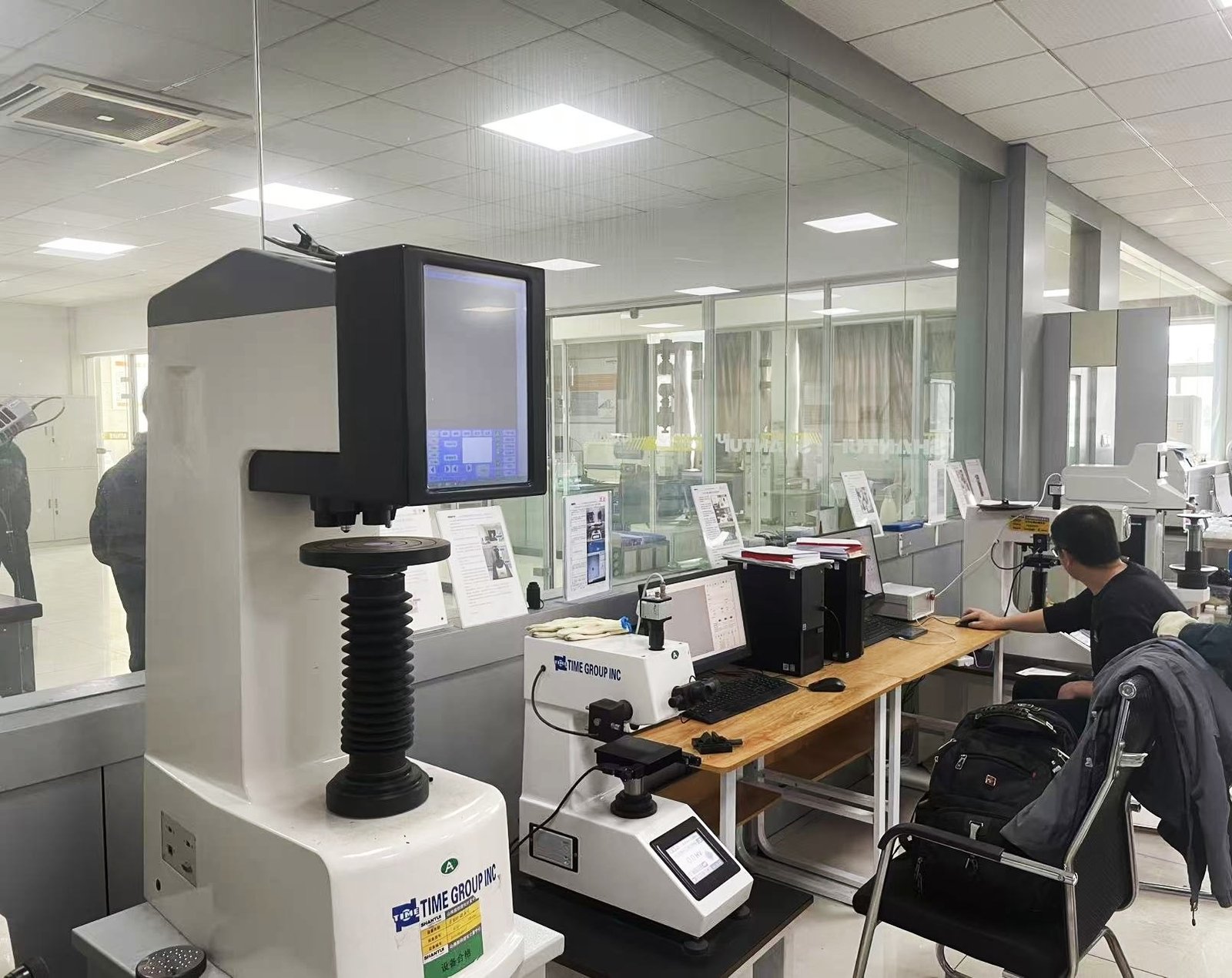 Alat Uji Kekerasan Meja di Laboratorium